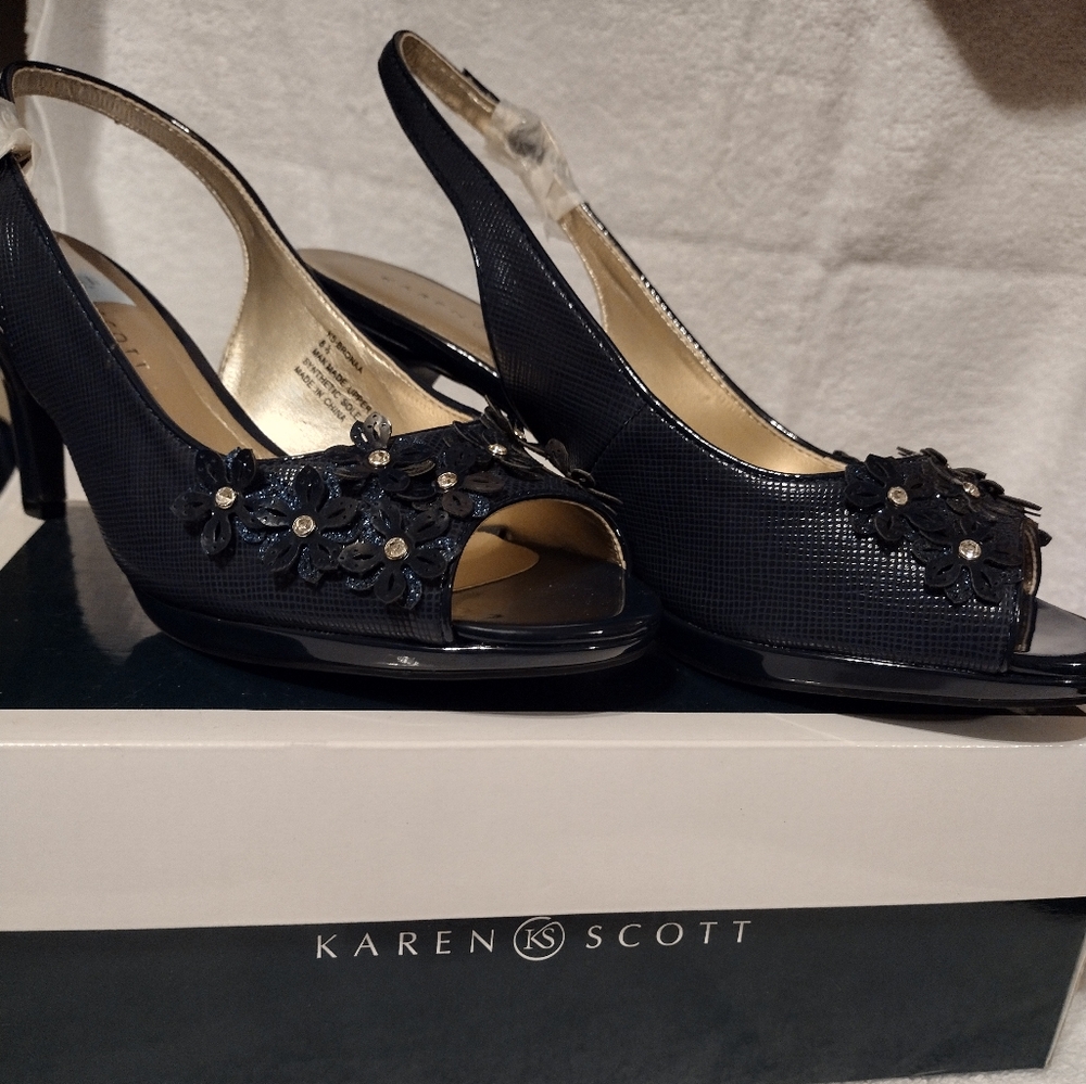 Karen Scott women's shoe